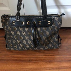 Like new black Dooney & Bourke